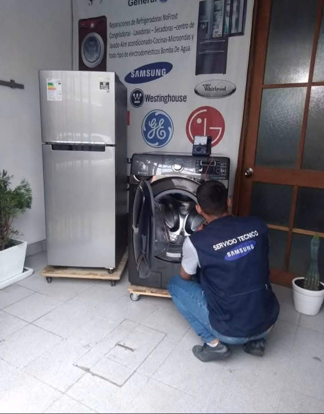 Técnico realizando diagnóstico a domicilio